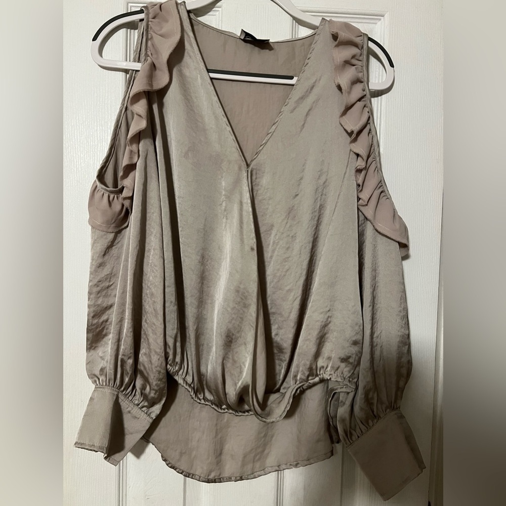 Gorgeous Johanna Paris cold shoulder deep V long sleeve top size TU
